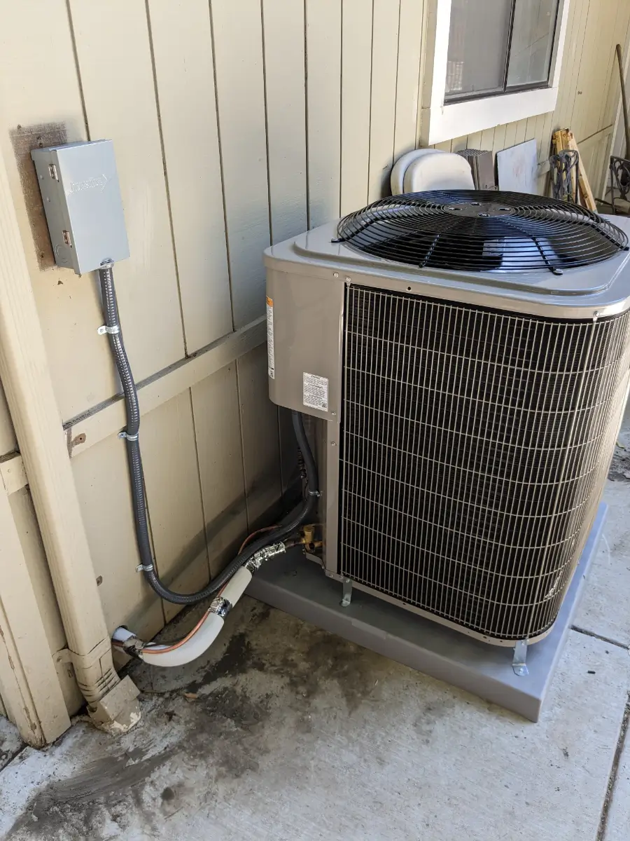 A large air conditioner sitting outside of a building.